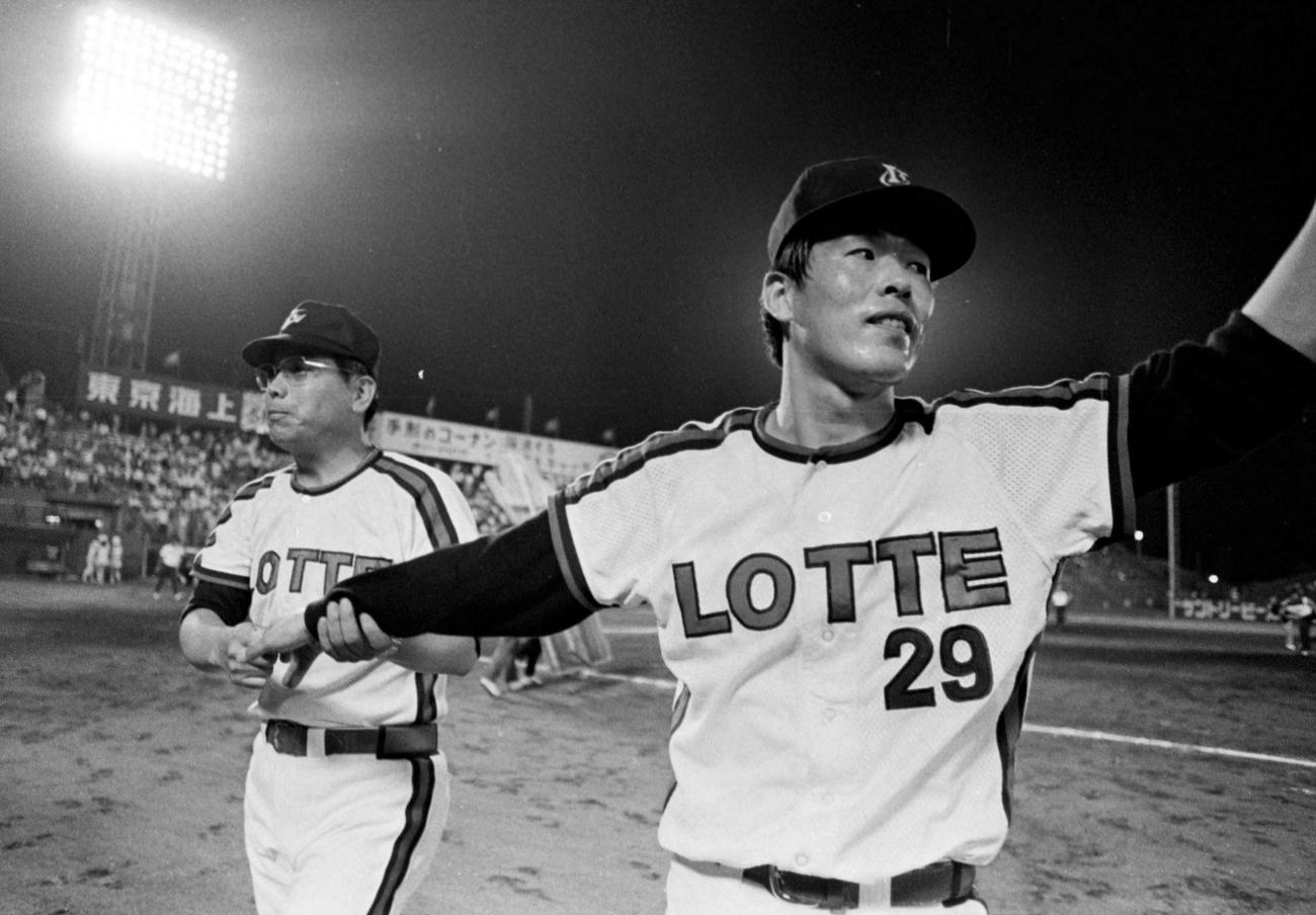 1979年8月25日　ロッテ対近鉄　完封で14勝目をあげ山内一弘監督（左）から祝福を受けた村田兆治は手をあげてファンの声援に応える