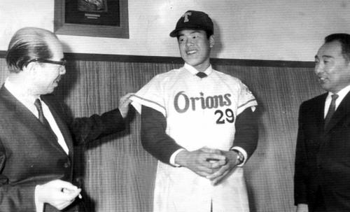 1968年1月16日　永田オーナー（左）と濃人渉監督（右）にかこまれて照れる村田兆治