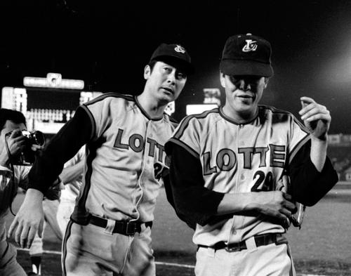 1973年10月3日　日本ハム対ロッテ　完投で7勝目をあげた村田兆治（右）は金田正一監督から祝福を受ける