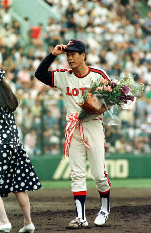 1987年9月20日　ロッテ対西武、通算2000奪三振を達成した村田兆治は祝福の花束を受け取る
