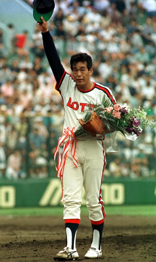 1987年9月20日　ロッテ対西武、通算2000奪三振を達成した村田兆治は祝福の花束を受け取り帽子をとってファンの声援に応える