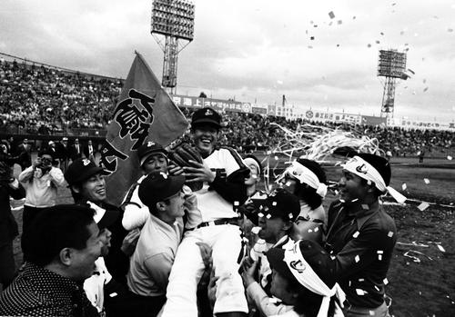 1974年10月9日　阪急とのプレーオフを制し歓喜の胴上げの祝福を受けるロッテ村田兆治