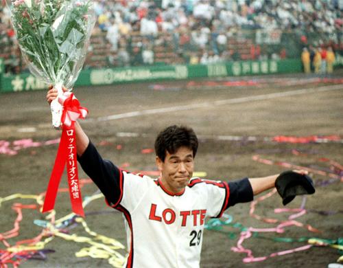 1990年10月13日　ロッテ対西武、引退する村田兆治は花束を掲げファンの声援に応える