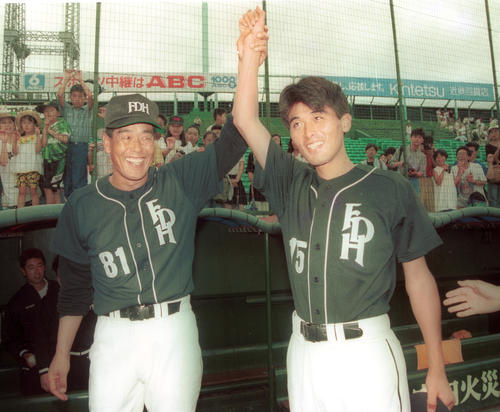 1995年7月2日　近鉄対ダイエー、プロ初勝利の藤井将雄（右）。左は村田兆治投手コーチ