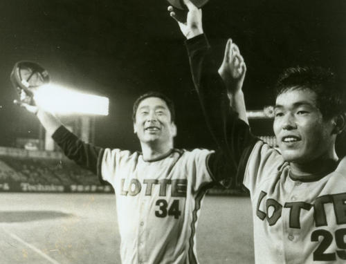 1976年9月10日　プロ入り初の20勝を達成したロッテ村田（右）とスタンドの声援に応える金田監督