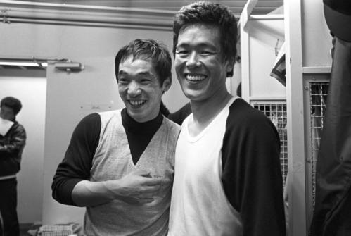 1981年　試合後、ロッカールームで談笑するロッテ落合博満（左）と村田兆治