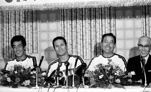 1981年6月24日　ロッテが前期優勝を果たし笑顔で会見に臨む左から村田兆治、有藤道世、山内一弘監督、松井社長