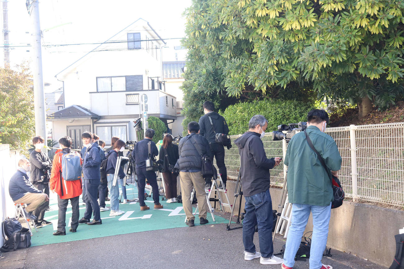 村田兆治さん宅に集まる報道陣（撮影・星夏穂）