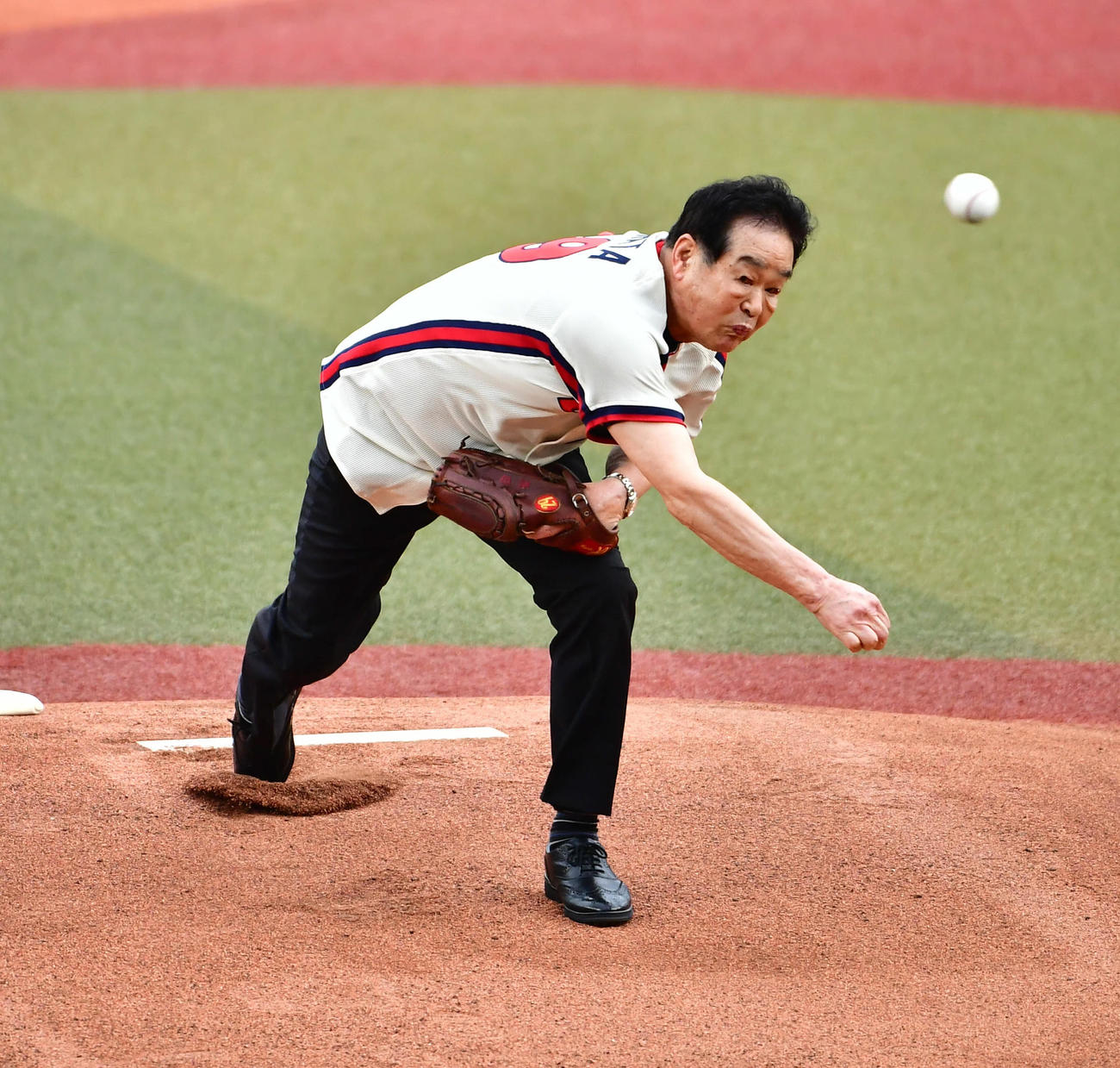ロッテ対ソフトバンク　試合前のセレモニーで始球式に臨むロッテOBの村田兆治氏（2020年8月22日）