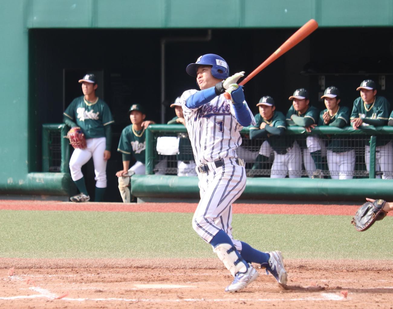 10月19日、東都大学野球2部秋季リーグ　立正大対東農大　打席の立正大・奈良間大己