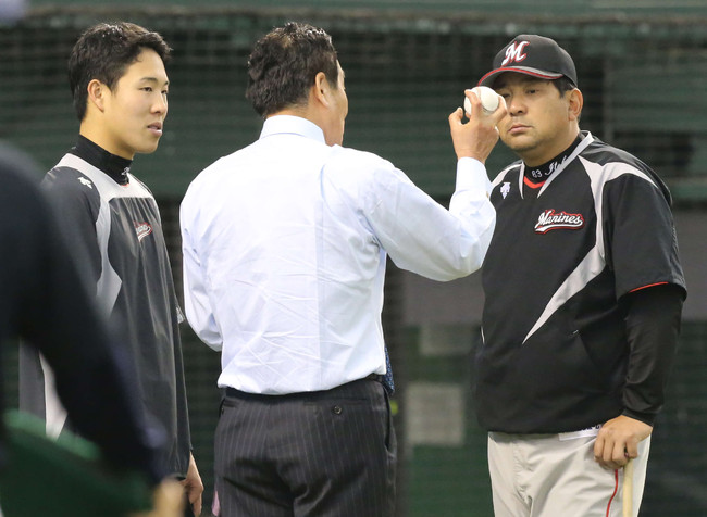 14年4月17日、ロッテ伊東監督と西野（左）の目の前でフォークボールの握りを見せる村田兆治氏（背中）