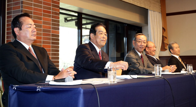 沢村賞の選考経緯を発表する、左から北別府学委員、村田兆治委員、堀内恒夫委員、平松政次委員、山田久志委員（2018年10月29日）