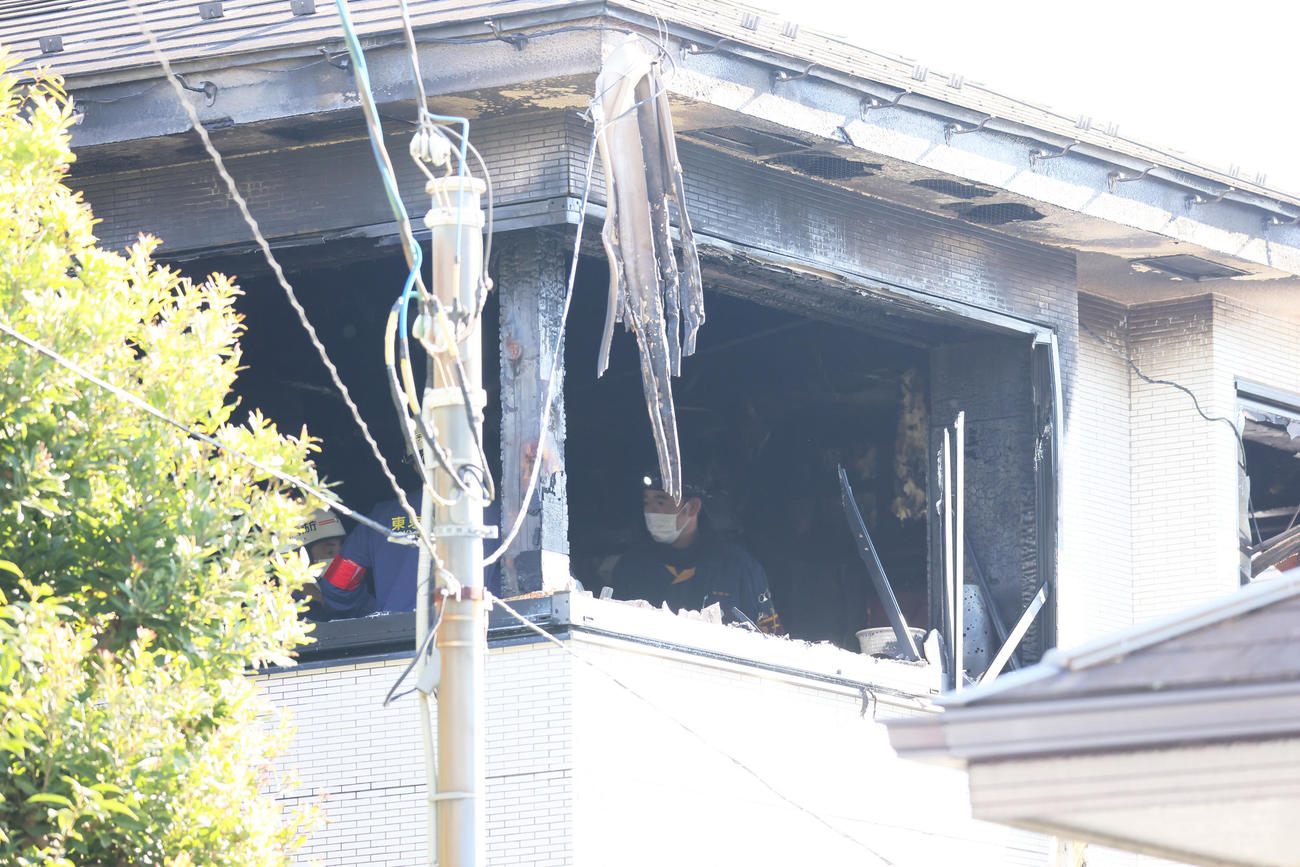 火災があった世田谷区成城の村田さんの住宅の2階部分を調べる消防庁の職員＝2022年11月11日午前9時半ごろ（撮影・足立雅史）