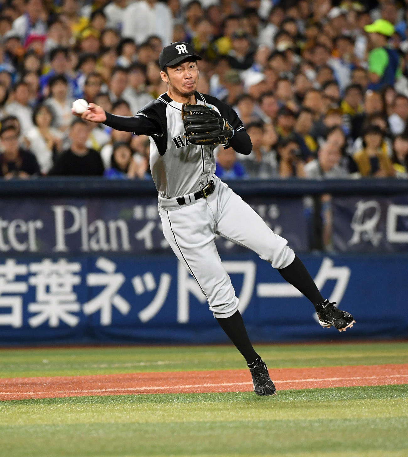 17年9月　DeNA対阪神　6回裏DeNA無死一、二塁、柴田竜拓の打球を阪神鳥谷敬三塁手は一塁に送球する