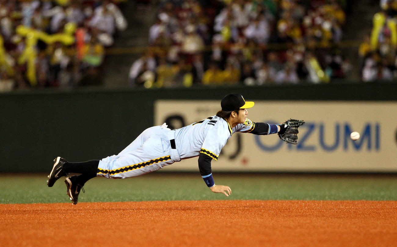 10年6月　楽天対阪神　6回裏楽天1死一塁、打者嶋基宏の遊ゴロを好捕した鳥谷遊撃手は、グラブトスで二塁に送球し、併殺に取る
