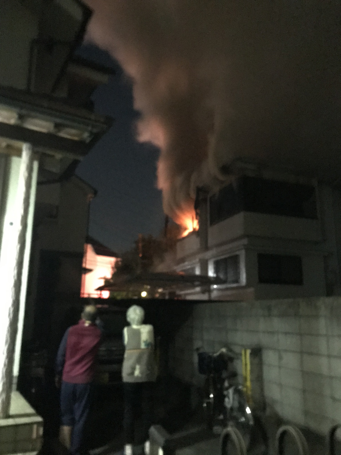炎が上がる村田兆治さんの自宅（近隣住民提供）