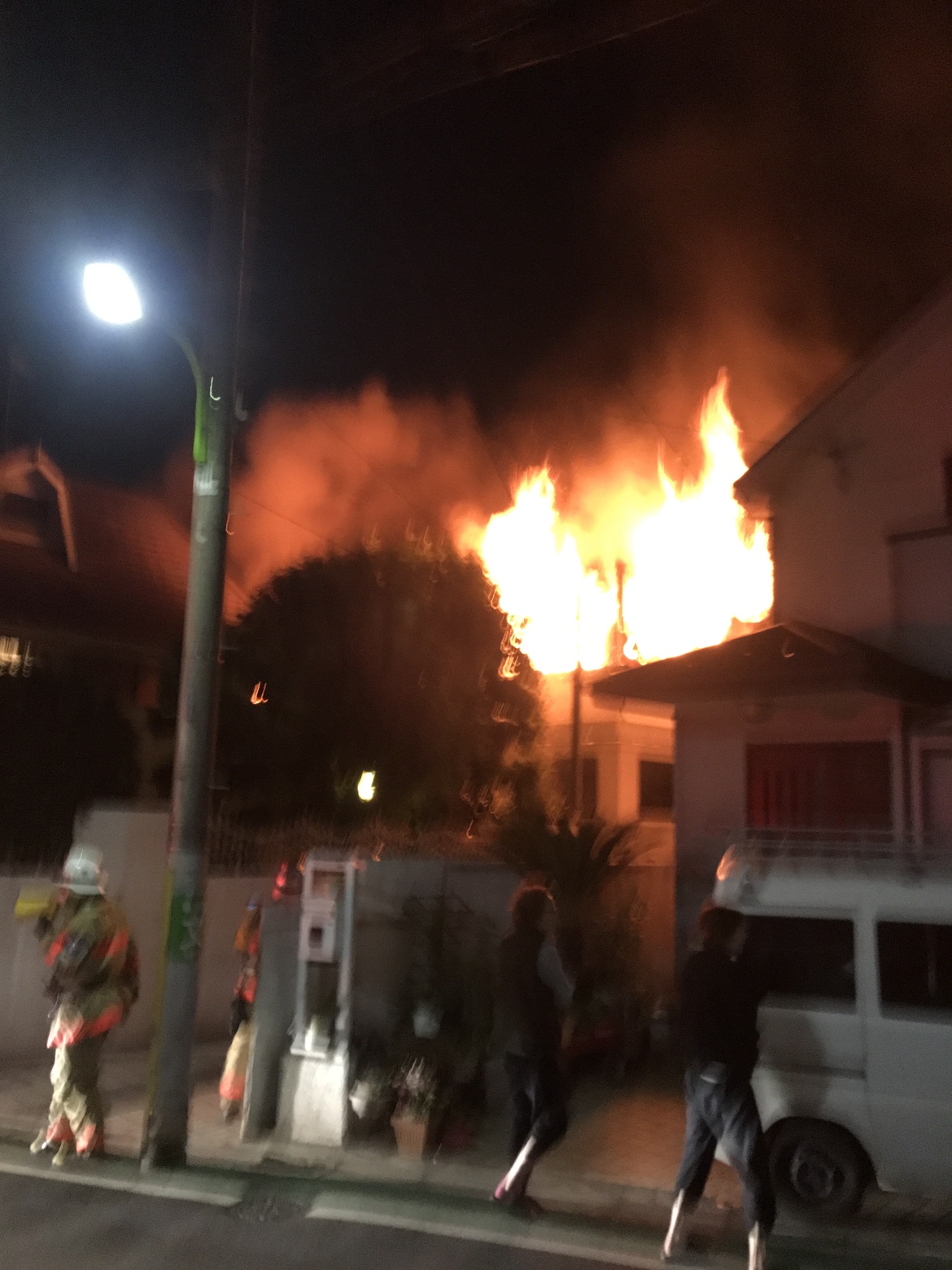 炎が上がる村田兆治さんの自宅（近隣住民提供）