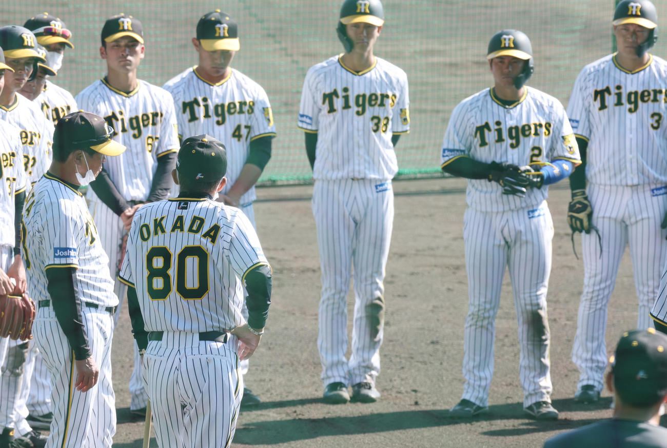 ケースノックを終え、ナインの前で話す阪神岡田監督（手前左から2人目）（撮影・前田充）