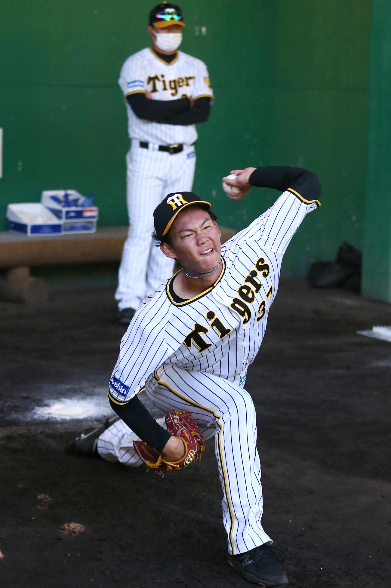 5日、ブルペンで投げ込む及川