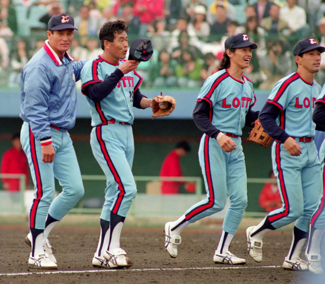89年5月13日、200勝を挙げ、有藤監督（左）に肩を抱かれながら退場するロッテ村田兆治（左から2人目）。他右から高沢秀昭、水上善雄
