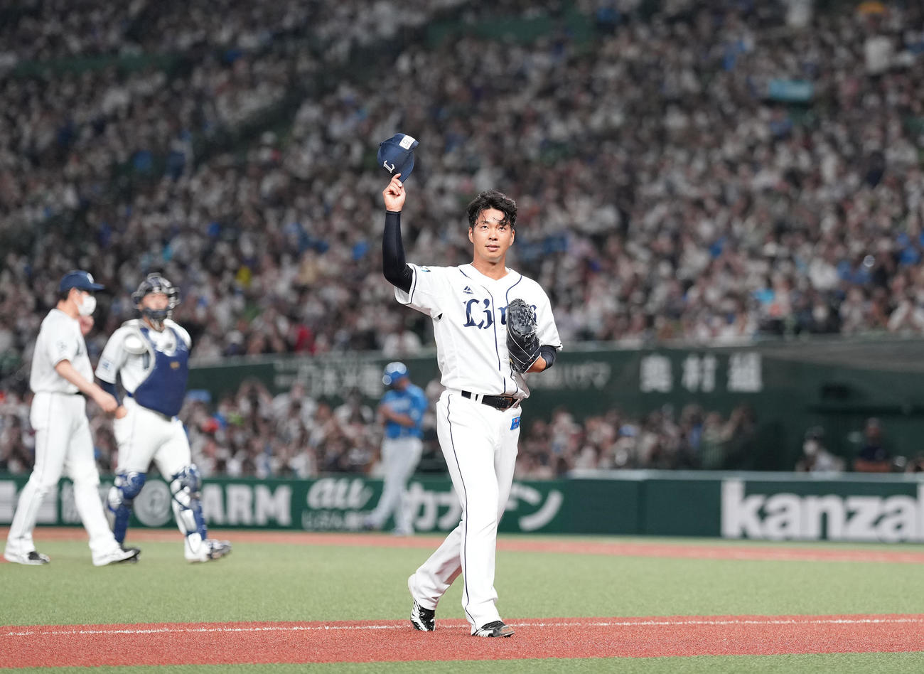 10月2日、西武対日本ハム　7回表日本ハム無死、石井を空振り三振に仕留め引退登板を終えた十亀はファンの声援に応える