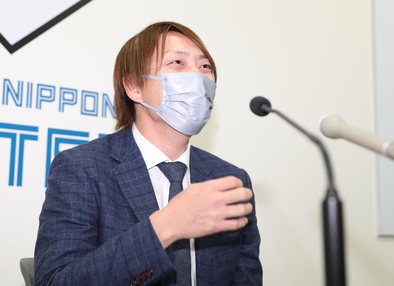 契約更改を終え笑顔で会見する日本ハム宮西（撮影・黒川智章）