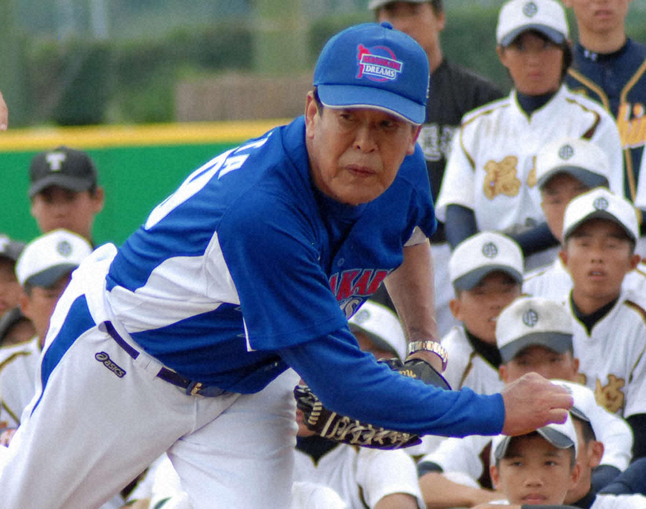 「国土交通大臣杯　第6回全国離島交流中学生野球大会」の野球教室で「本物を見せる」と全力で投げ込む村田兆治さん（13年撮影）