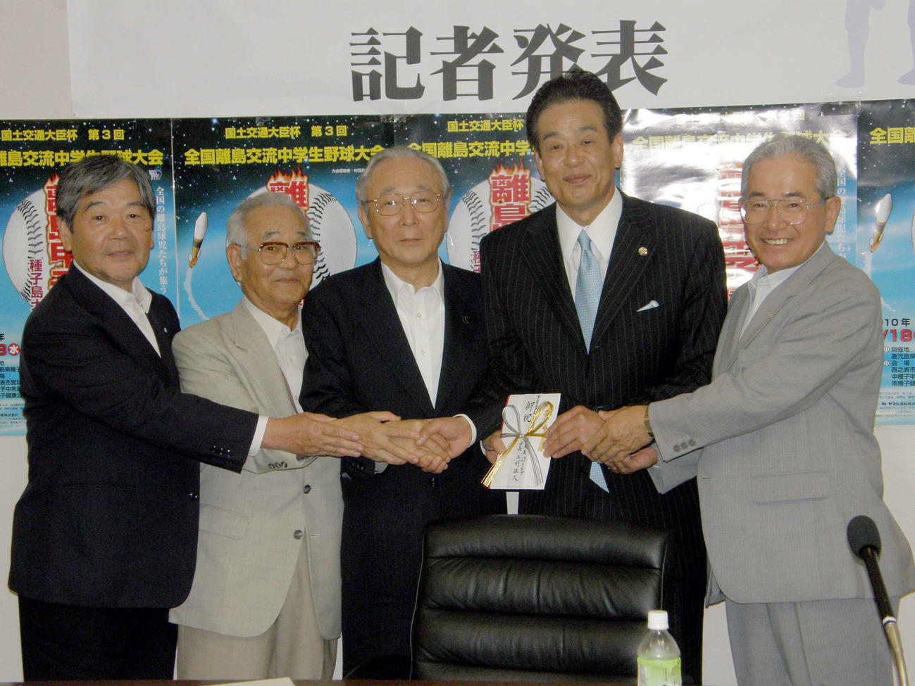国土交通大臣杯第3回全国離島交流中学生野球大会の記者発表が行われ、大会提唱者の村田兆治さん（左から4人目）が出席した（10年7月12日撮影）