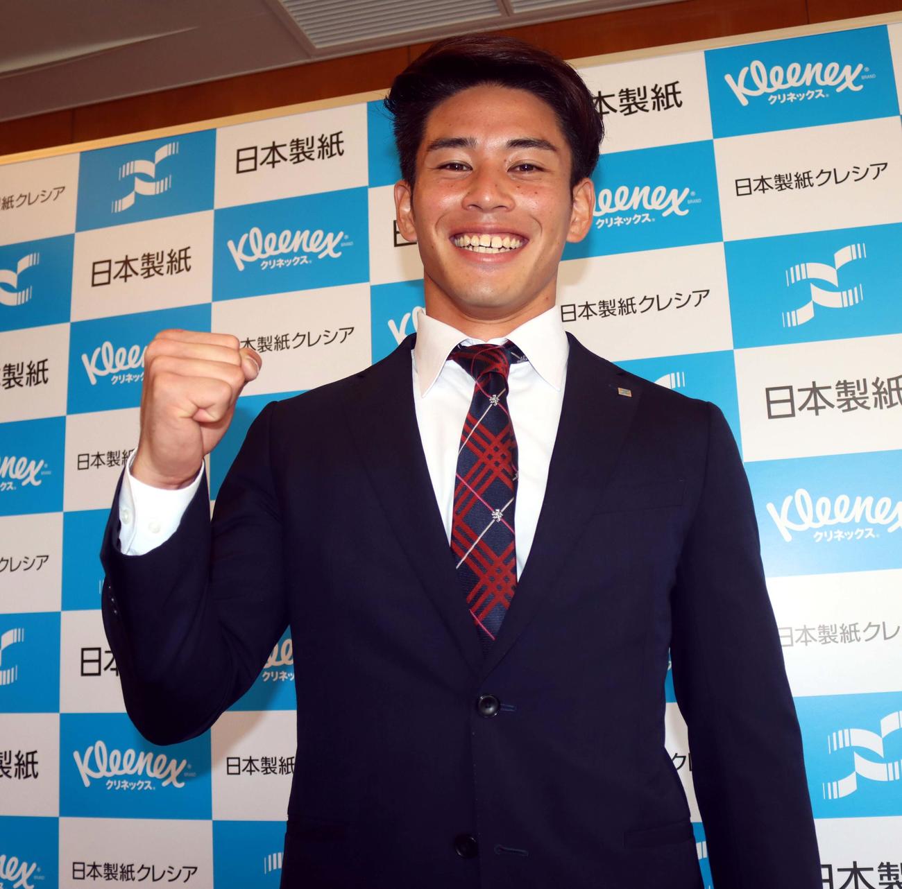 仮契約をかわし笑顔の日本製紙石巻・宮内（撮影・永野高輔）