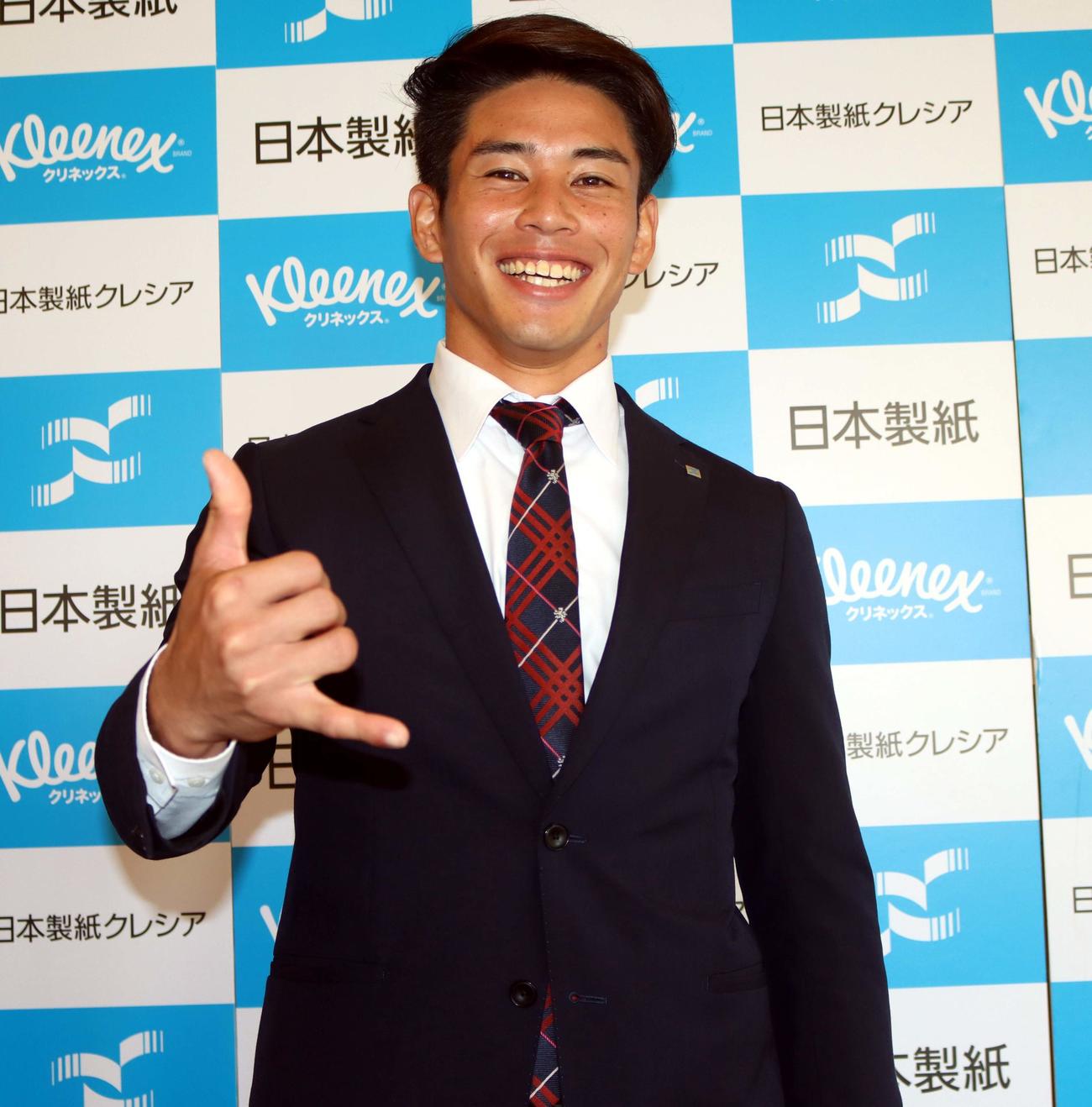 仮契約をかわし笑顔の日本製紙石巻・宮内（撮影・永野高輔）
