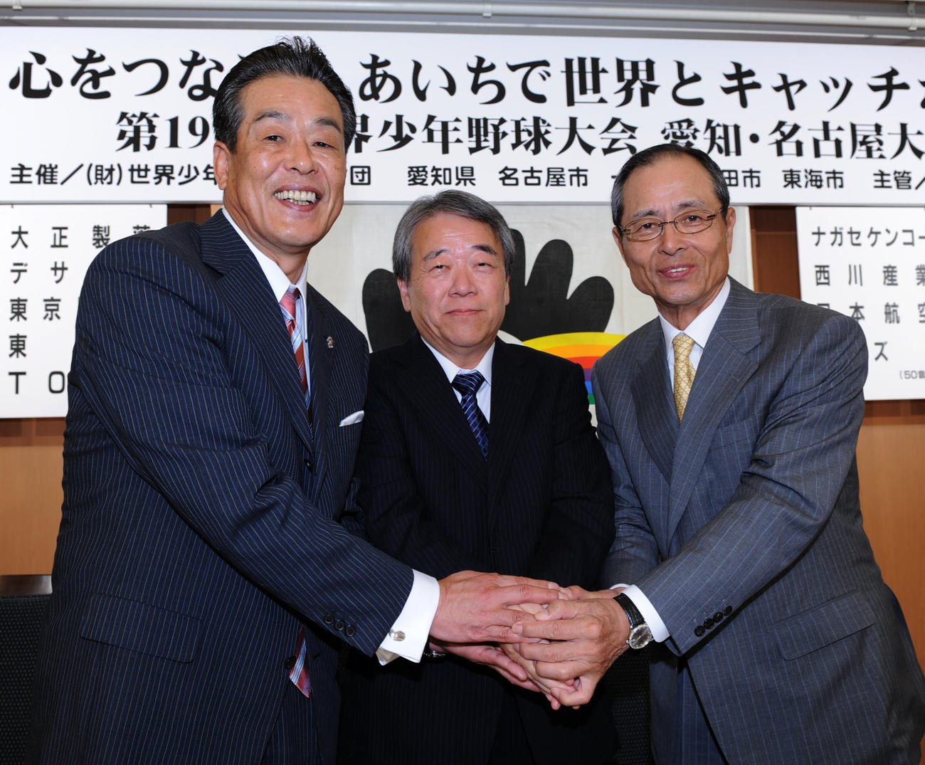 世界少年野球大会愛知・名古屋大会の記者発表で握手する（左から）村田兆治専務理事、多田譲愛知県教育委員会生涯学習監、理事長のソフトバンク王貞治監督202008年7月7日撮影）