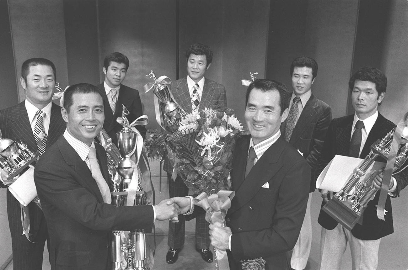 日刊スポーツ年間3賞でV1栄光賞を受ける長嶋茂雄監督（手前右）と殊勲賞の王貞治。他に張本勲、山田久志、村田兆治など(1976年11月８日撮影)