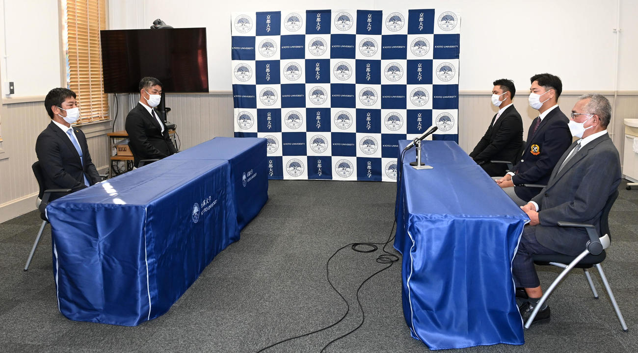指名あいさつに訪れたソフトバンク稲嶺、福山スカウト（左手前からから）と話す右手前から京大服部部長、水口、近田監督（撮影・前岡正明）