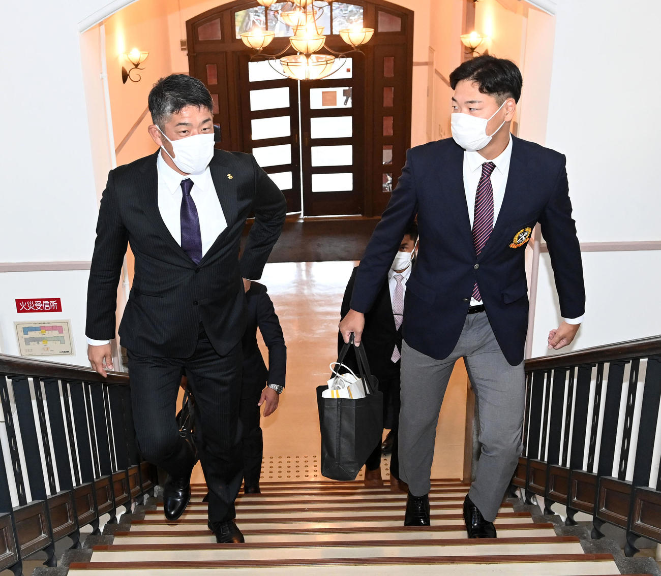 指名あいさつに訪れたソフトバンク福山スカウト（左）と別室に移動する京大水口（撮影・前岡正明）