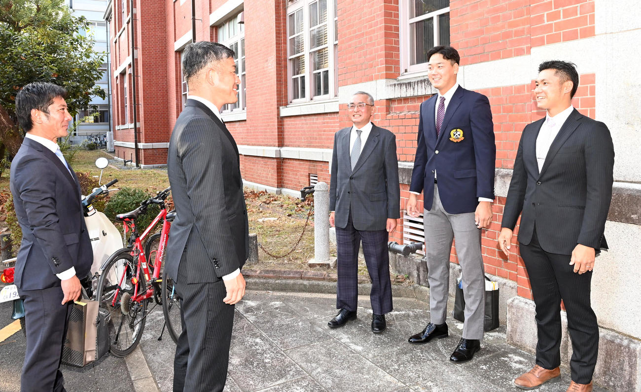 指名あいさつに訪れたソフトバンク稲嶺、福山スカウト（左から）を迎える右から京大近田監督、水口、服部部長（撮影・前岡正明）