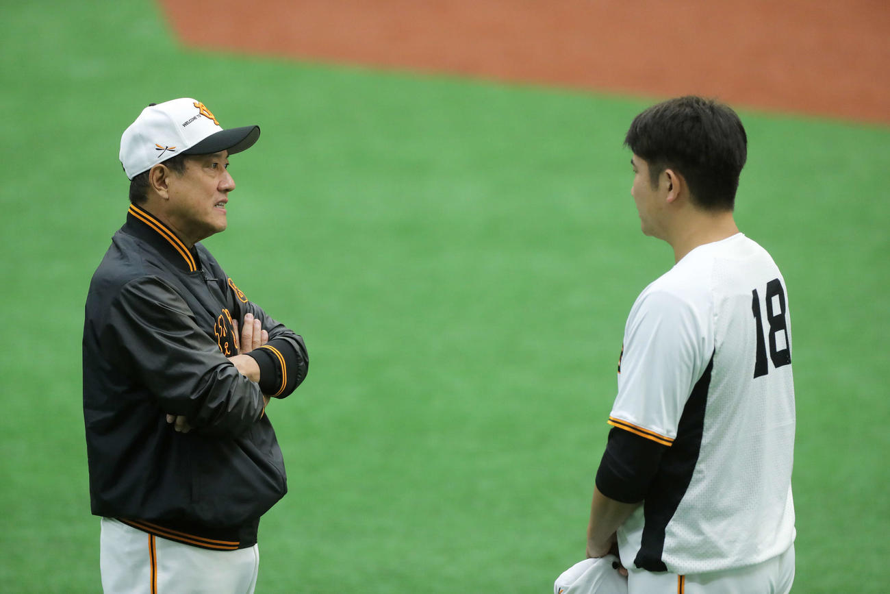 言葉を交わす巨人原監督（左）と菅野（2022年10月10日撮影）