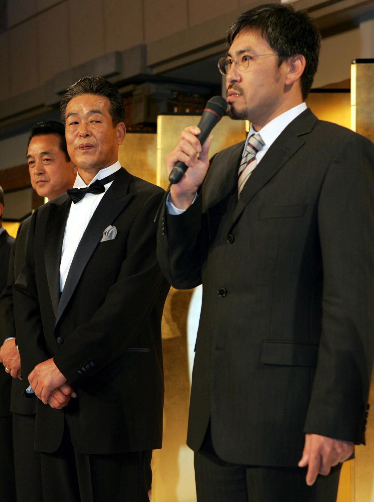 05年12月4日　野球殿堂入りを祝う会であいさつする小宮山悟を見つめる村田兆治氏