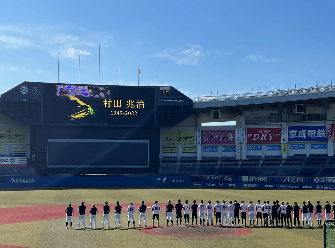 球団OB村田兆治さんの訃報に際し、ロッテ選手たちは秋季練習中に黙とうを行った（撮影・金子真仁）