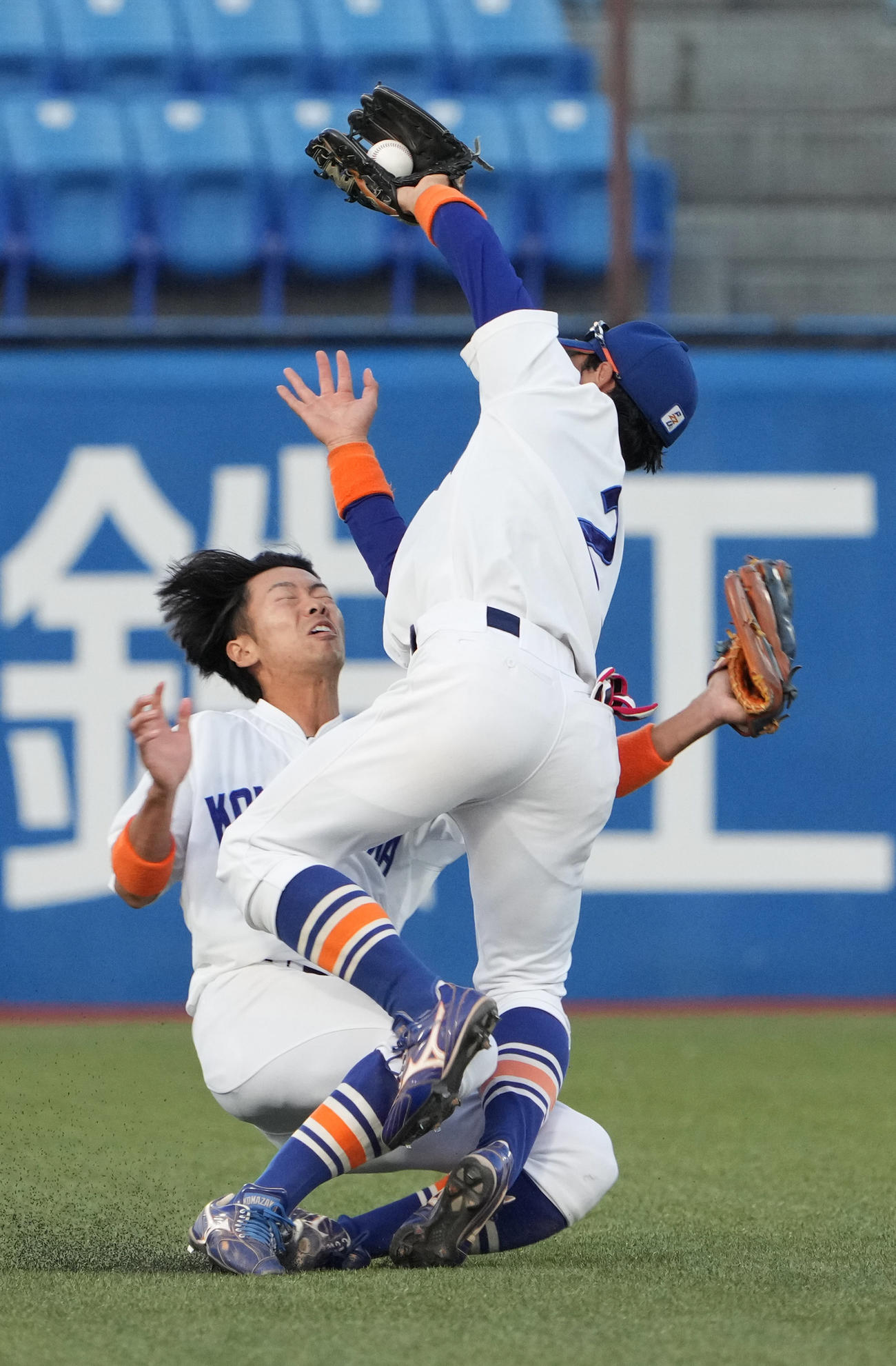 駒大対専大　4回裏専大無死一塁、駒大・小園遊撃手（右）は浦口左翼手と接触しながら西里の打球を好捕する（撮影・小沢裕）