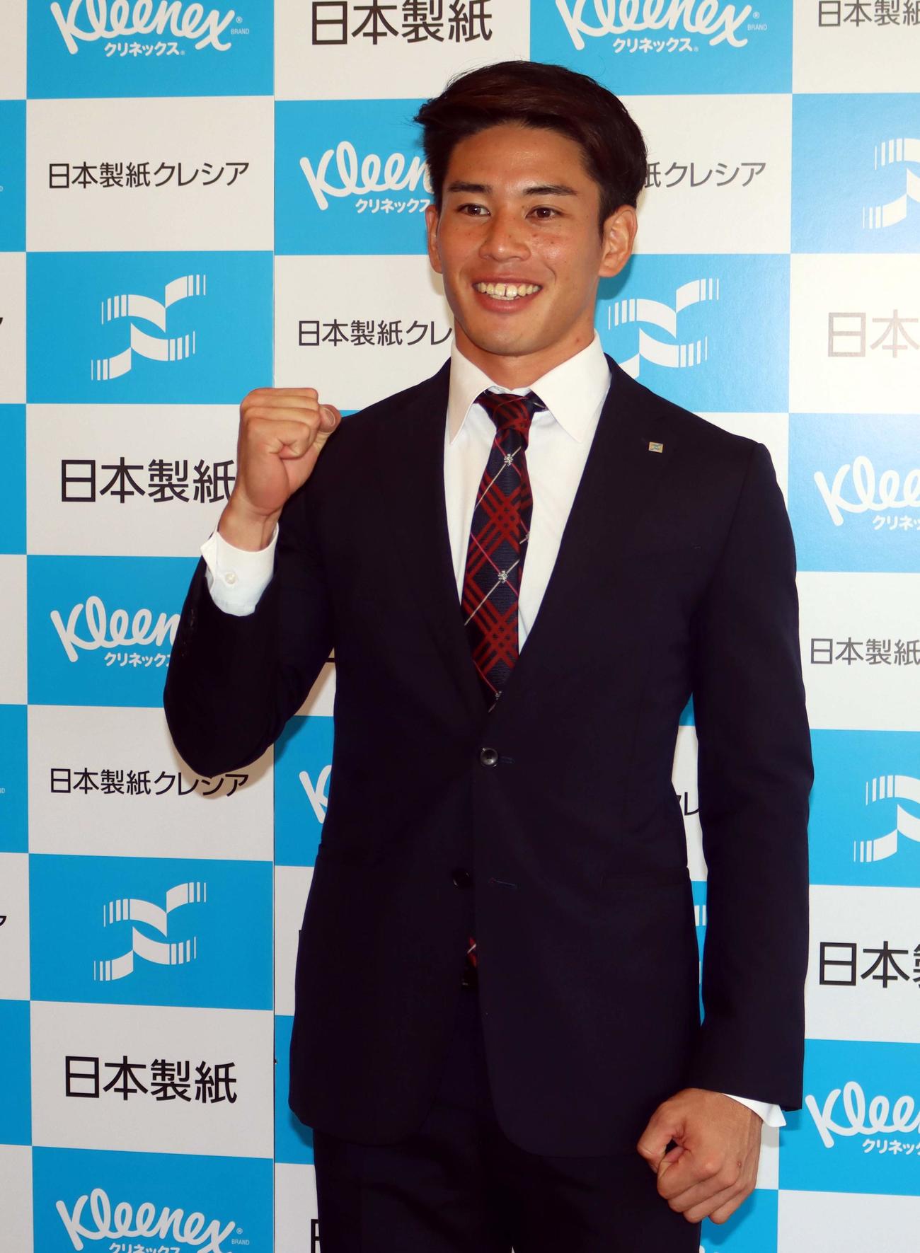 仮契約をかわし笑顔の日本製紙石巻・宮内（撮影・永野高輔）