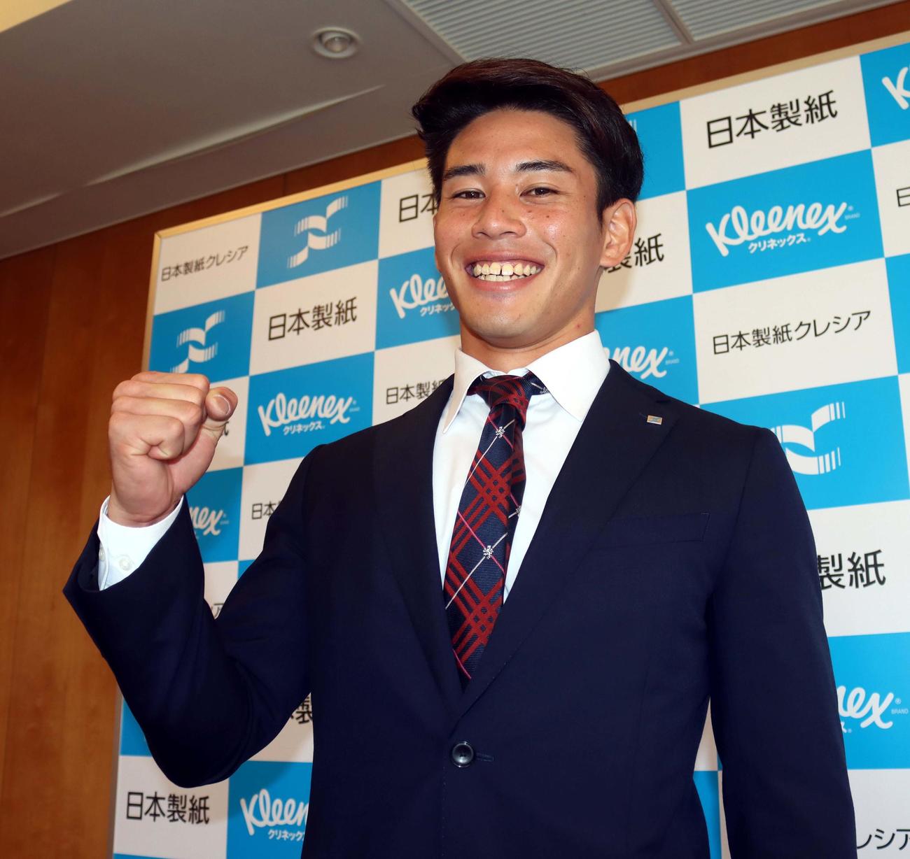 仮契約をかわし笑顔の日本製紙石巻・宮内（撮影・永野高輔）