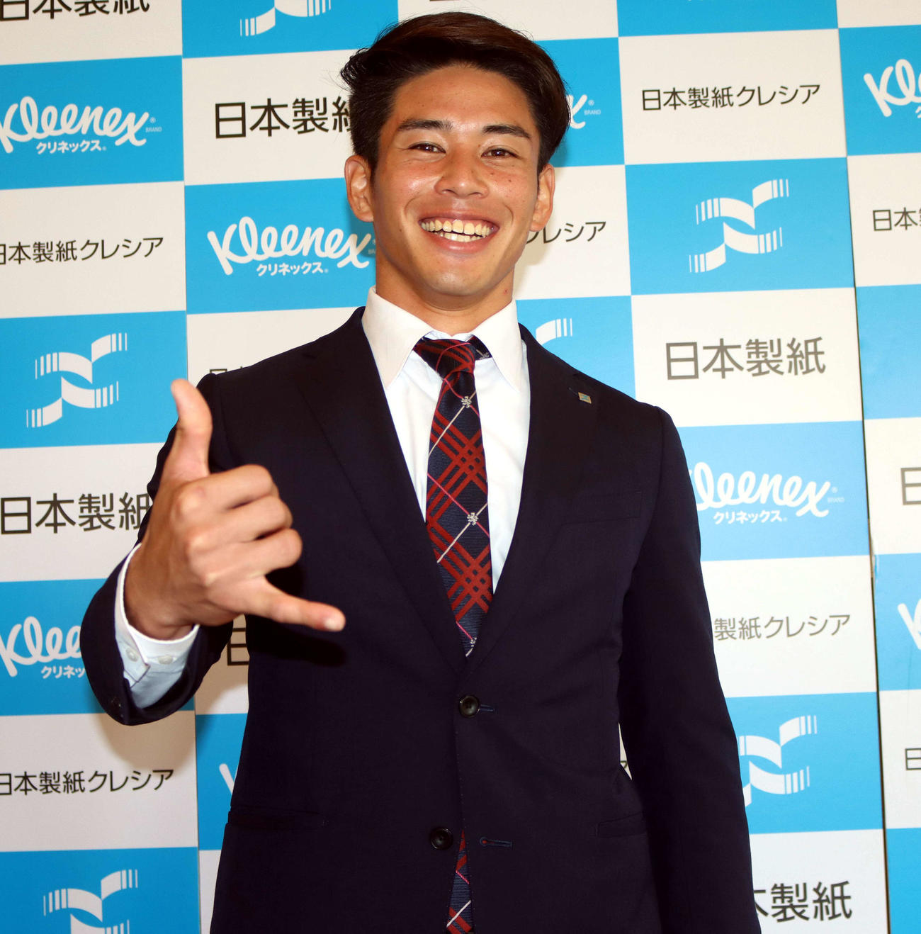 仮契約をかわし笑顔の日本製紙石巻・宮内（撮影・永野高輔）