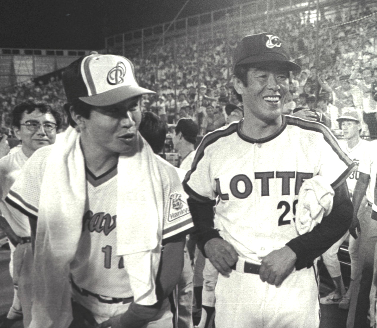 85年オールスターで笑顔を見せる山田久志氏（左）と村田兆治さん