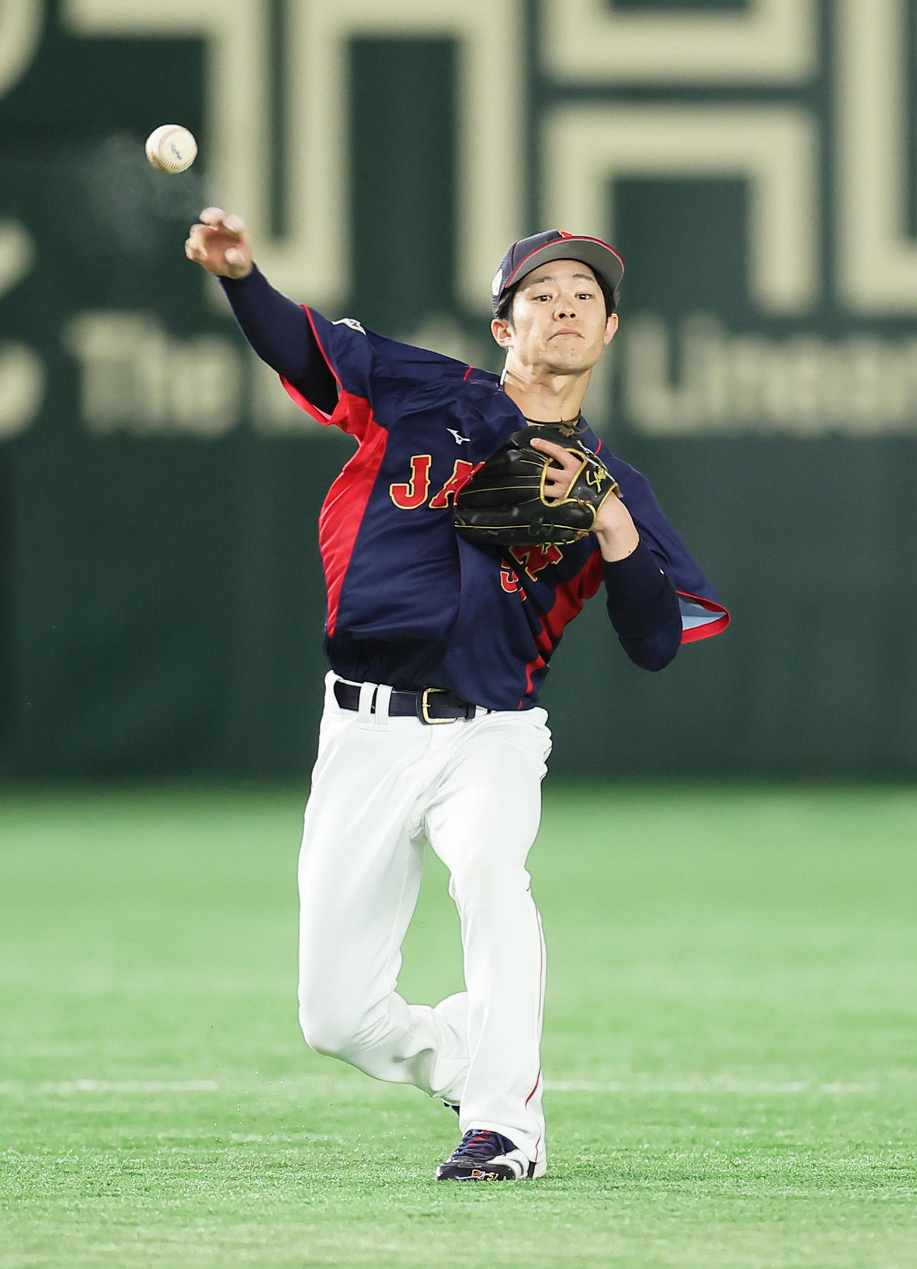 11月6日、巨人対日本代表　遊撃の守備をする日本代表中野拓夢