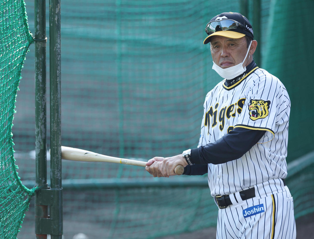 バットを手に練習を見つめる阪神岡田監督（撮影・前田充）