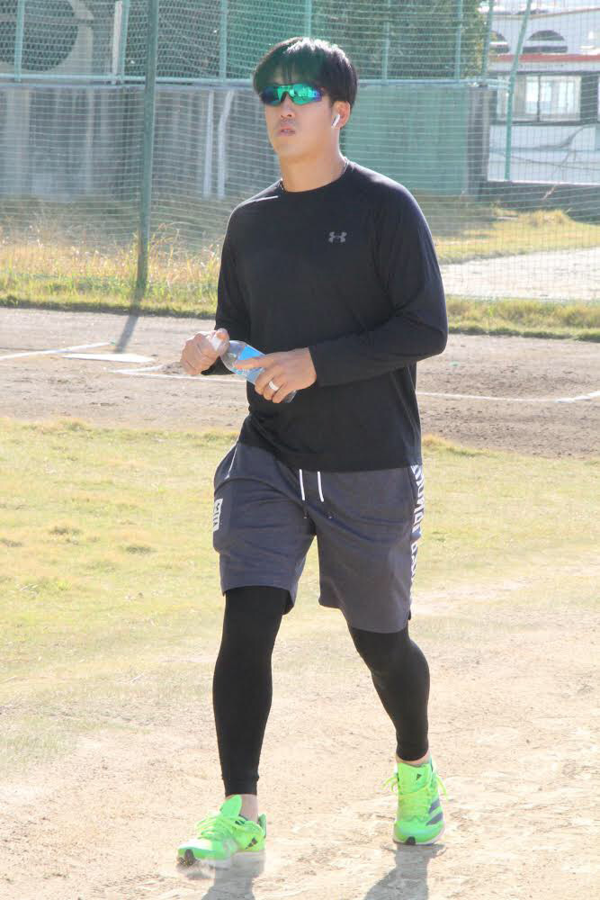 リハビリに励む広島小園（代表撮影）