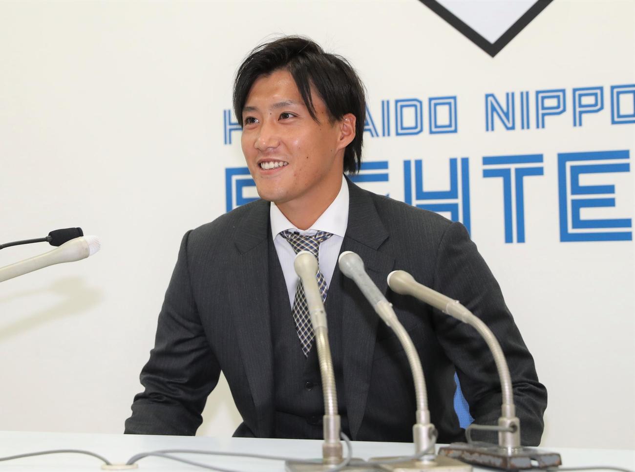 トレードで日本ハムに移籍し会見する斎藤鋼（撮影・黒川智章）