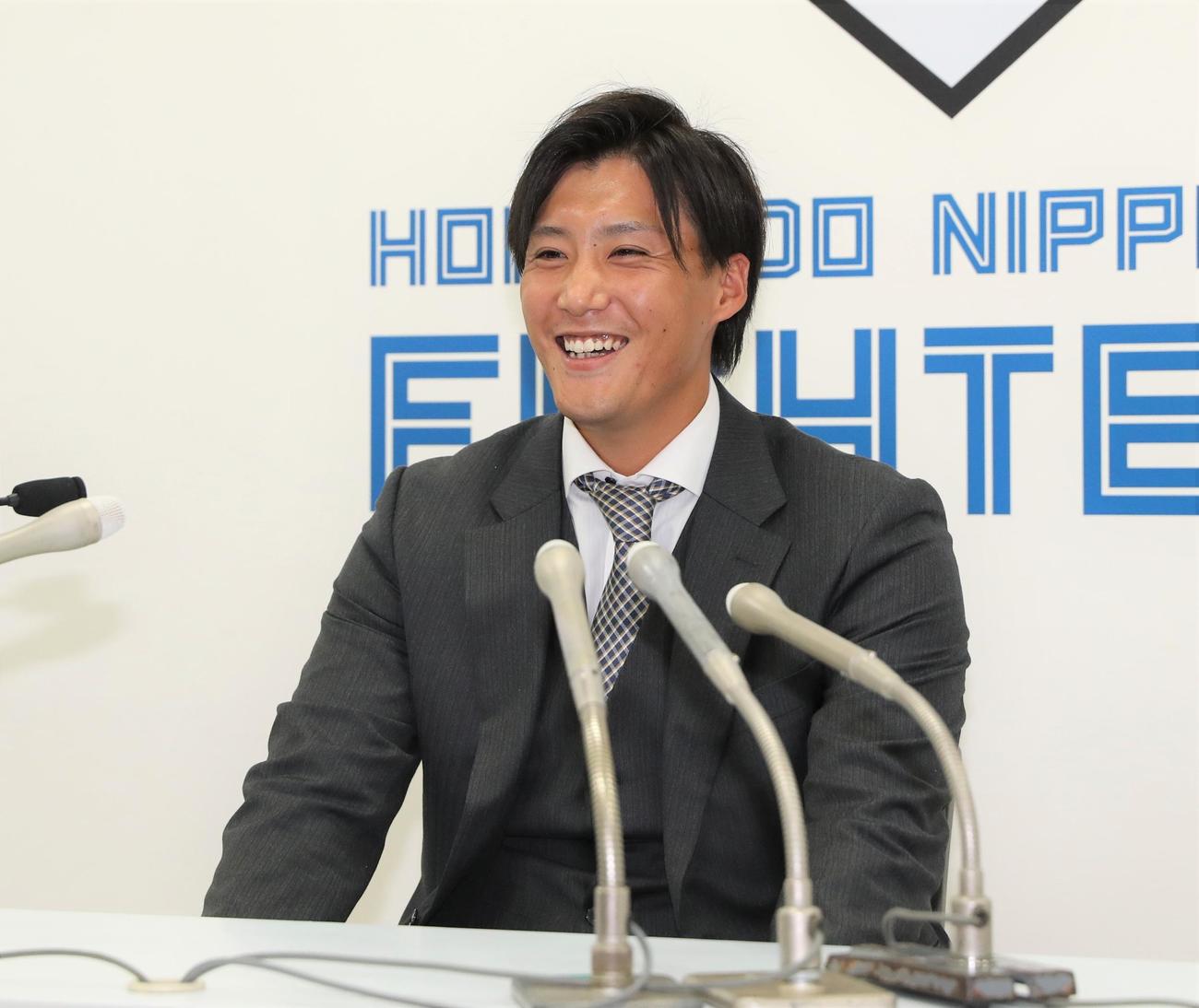 トレードで日本ハムに移籍し会見する斎藤鋼（撮影・黒川智章）