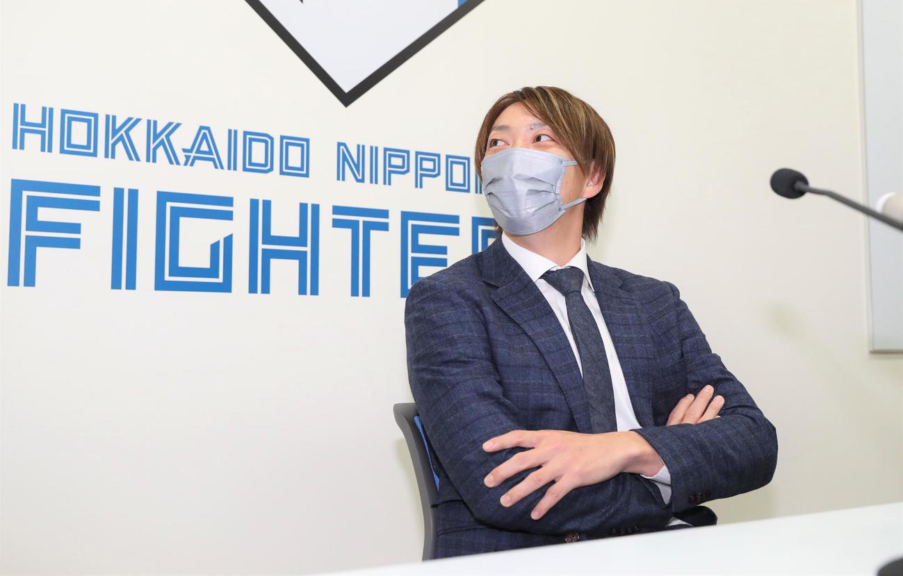 契約更改を終え会見する日本ハム宮西（撮影・黒川智章）