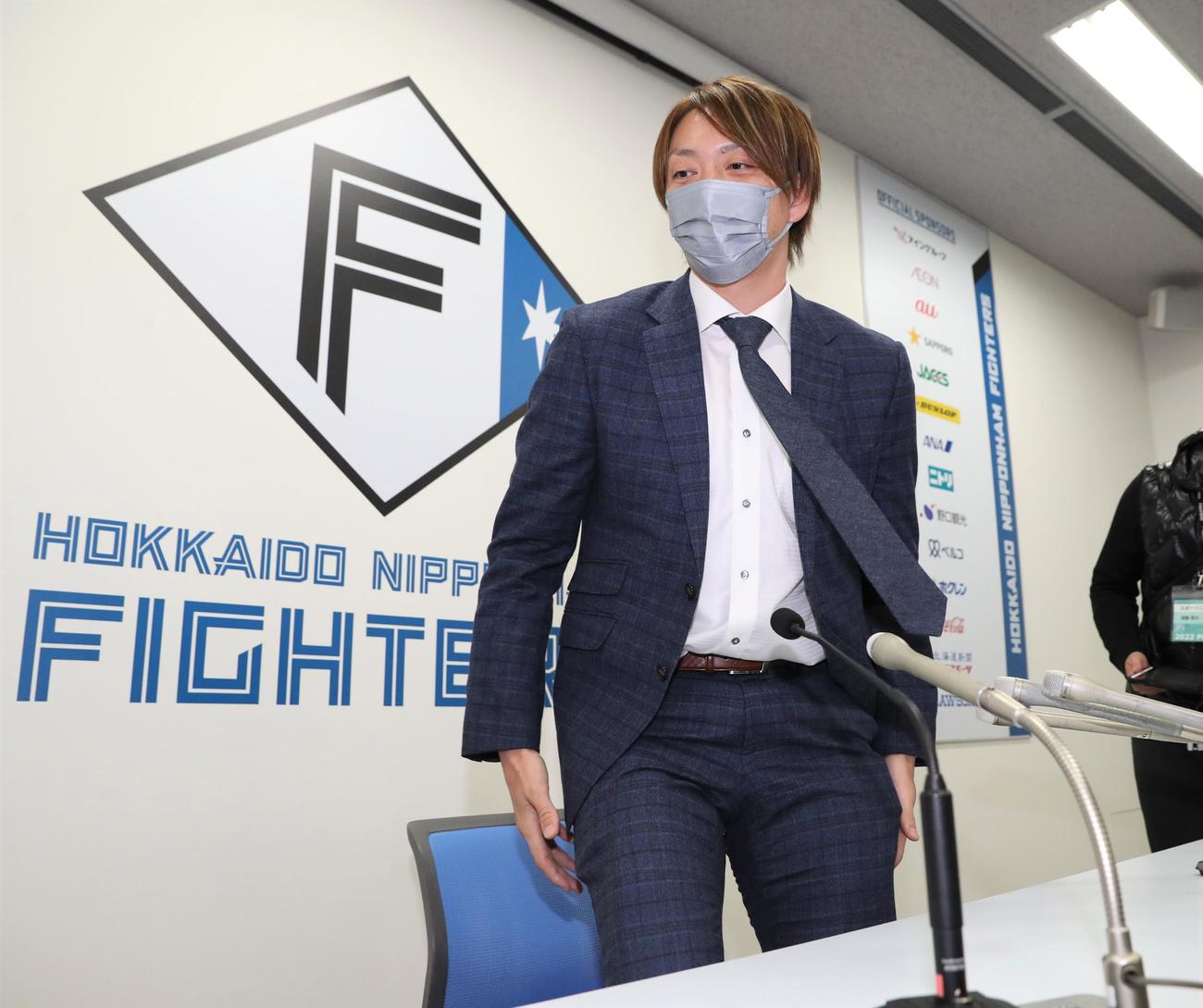 契約更改を終え会見する日本ハム宮西（撮影・黒川智章）